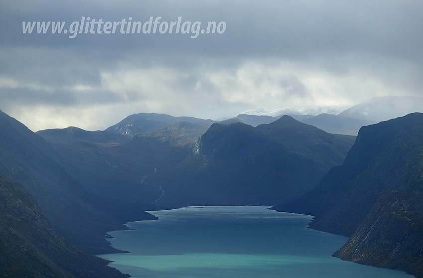 På stien fra Gjendesheim mot Memurubu med utsikt innover Gjende. Veslådalen ses i skyggen til venstre for Gjendetunga.