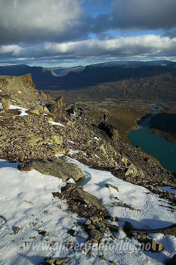 Utsiktspunkt på vei ned fra Veslfjellet mot Gjendesheim ned mot Gjendeosen. Heimdalshøe og Heimdalsmunnen ses i bakgrunnen.