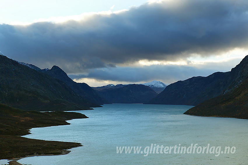 Kveldsstemning over Gjende, sett litt ovenfor Gjendesheim på stien mot Veslfjellet og Besseggen.