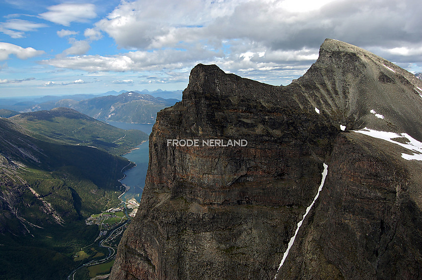 Fra Langrabbpiken mot Hårstadnebba,Hårstadtoppen og  Sunndalsfjorden.