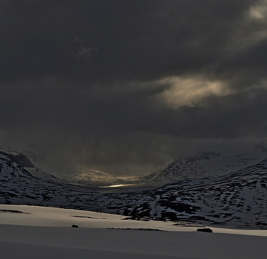 Styggvær over Skarvdalen og Reinsvatnet.