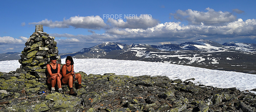 Toppvarden på Salhøa.Snøhetta i bakgrunnen.