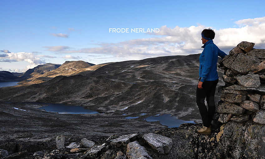 Fra varden på Skarvdalseggen mot Skrammeldalen og Dordinakken