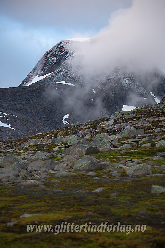 Morgenstemning ovenfor Semeldalsmunnen mot Austre Rauddalstinden (2068 moh), delvis innhyllet i tåkeskyer.