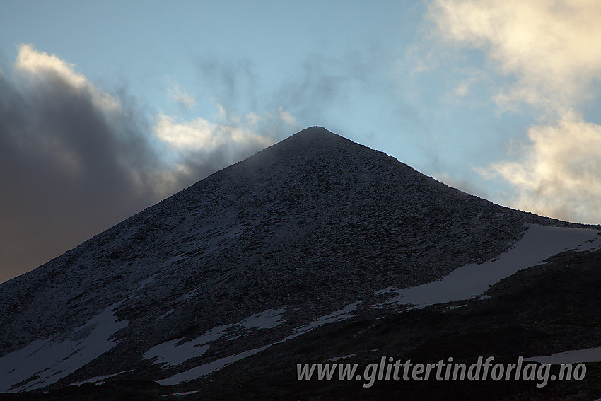 Skarddalstinden (2100 moh) sett fra Rauddalsbandet en høstmorgen.