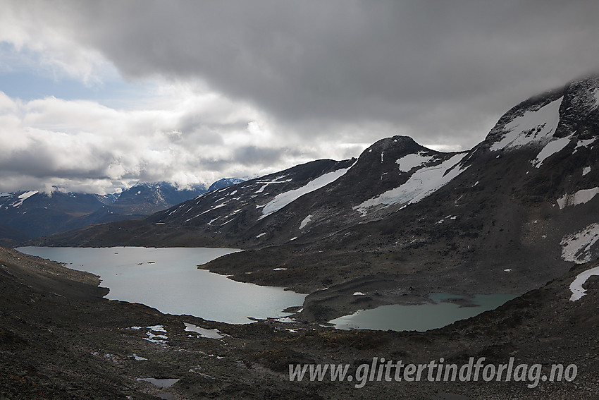 På overgangen fra Rauddalsbandet mot Skarddalen. Her ses Skarddalen med Skarddalsvatnet. Toppen litt til høyre i bildet er Midtre Rauddalseggje (2016 moh).