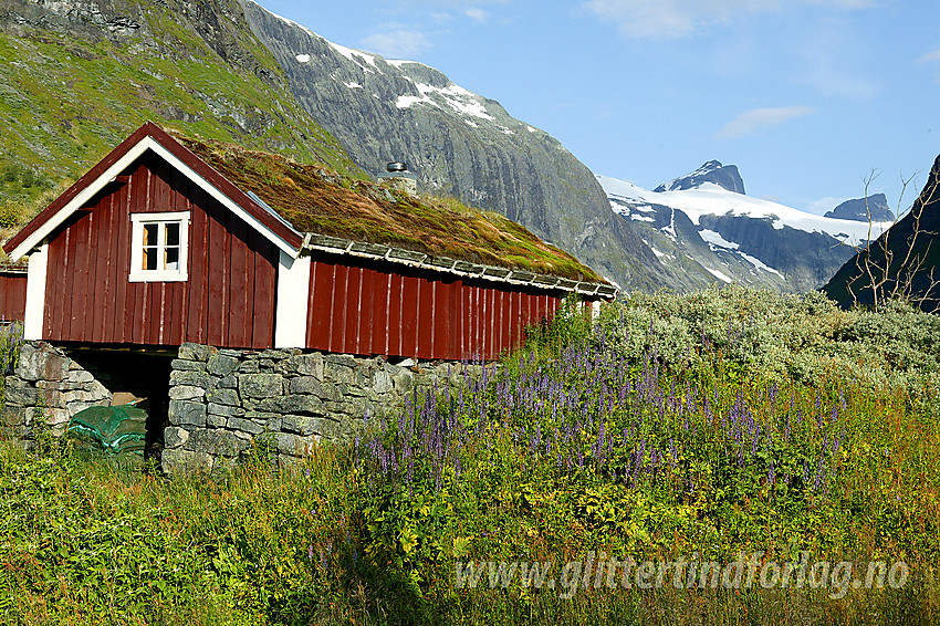 Idyll en sommerkveld ved Stølsmaradalsbu i Hurrungane med Stølsmaradalstinden (2026 moh) og Midtre Ringstinden (2025 moh) i bakgrunnen.