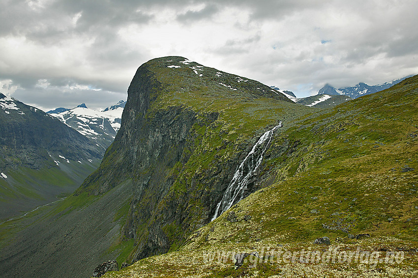 På vei til Midtmaradalstindane med Storebekken og Stølsnosi (1542 moh) midt i mot. Stølsmaradalen nede til venstre.