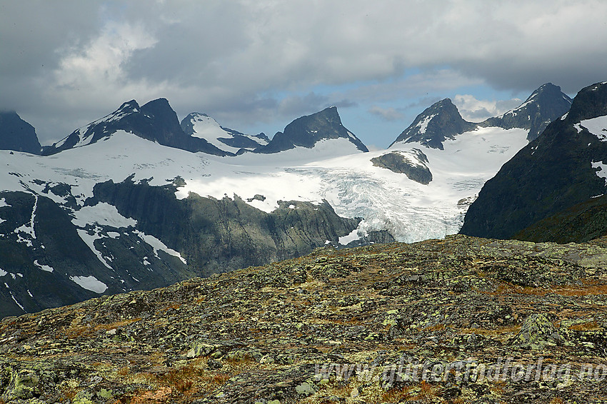 På Midtmaradalsryggen med utsikt til Stølsmaradalsbreen, Stølsmaradalstinden og Ringstindane.