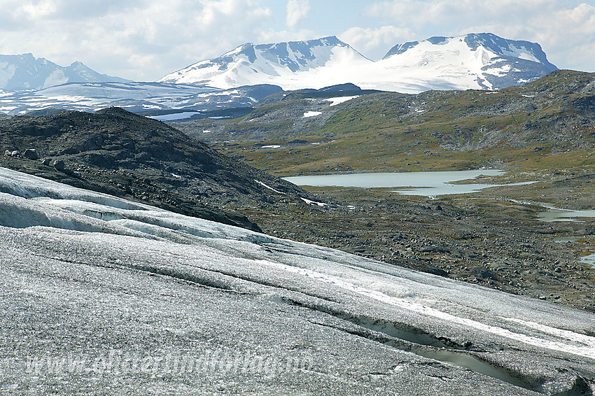 På Bøverbrean, en bretunge på Smørstabbrean med utsikt sørvestover Sognefjellet mot Fannaråken og Steindalsnosi.