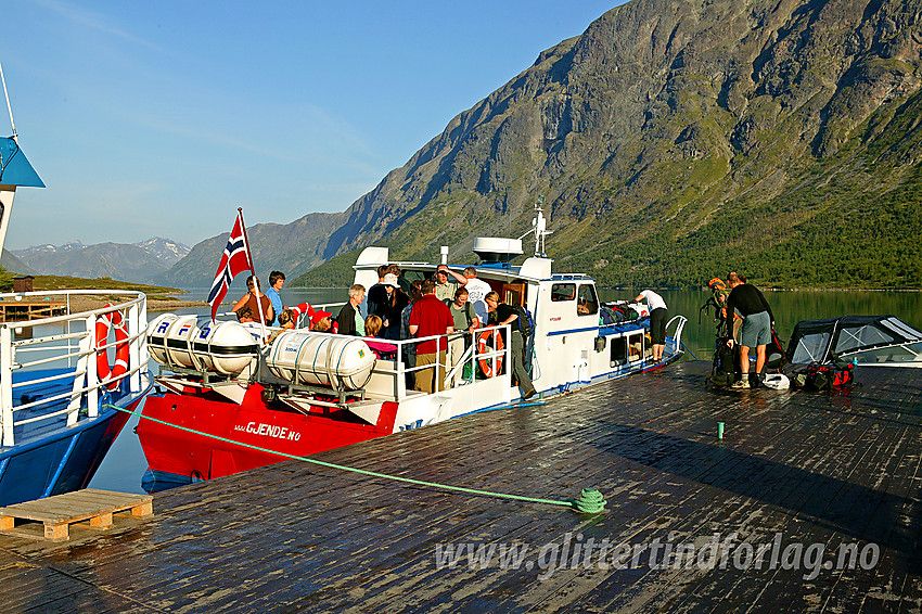 Gjende IV straks klar for avgang fra Gjendeosen en flott sommermorgen.