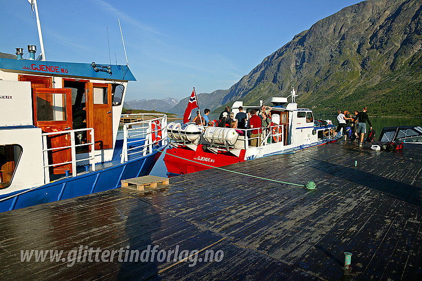 Gjende IV straks klar for avgang fra Gjendeosen en flott sommermorgen.