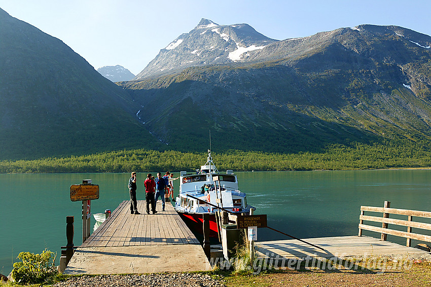 Gjende IV til kais ved Gjendebu. Nørdre Svartdalspiggen (2137 moh) i bakgrunnen.