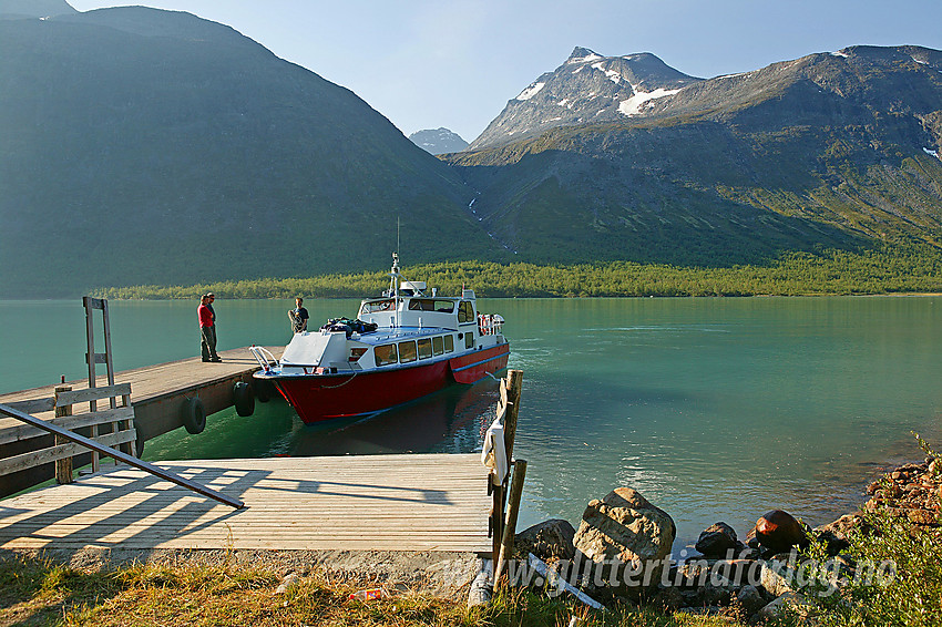 Gjende IV til kais ved Gjendebu. Nørdre Svartdalspiggen (2137 moh) i bakgrunnen.