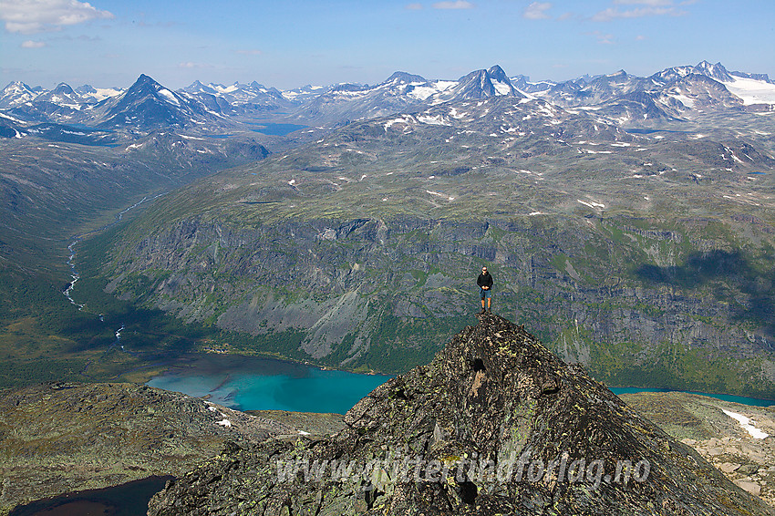 På Knutseggen med utsikt nordvestover inn i Jotunheimen. Langt der nede ses en flik av Gjende samt Gjendebu.