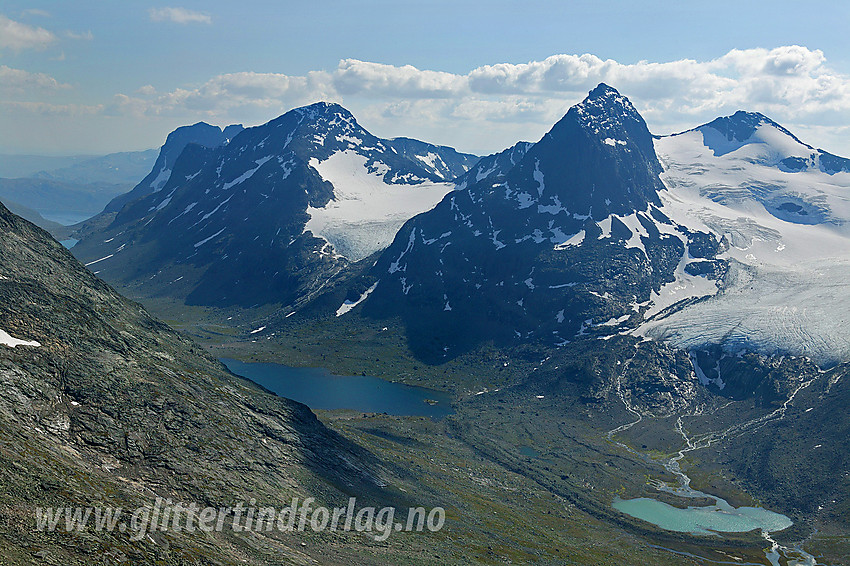 Fra Knutseggen mot Svartdalen og tindene på andre siden. Fra venstre: Kvitskardtinden (2193 moh), Mesmogtinden (2264 moh) og Langedalstinden (2206 moh).