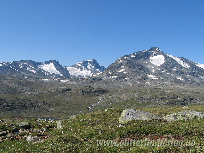 På vei opp til Semeltinden fra sør med Rauddalseggje (Midtre pluss Store) bak til venstre og Skarddalseggje (2159 moh) til høyre.