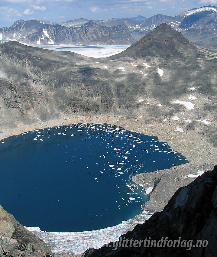 Fra Sørtoppen på Semeltindne mot Semelbreatjønne, Semelholet og Hinnåtefjellet.