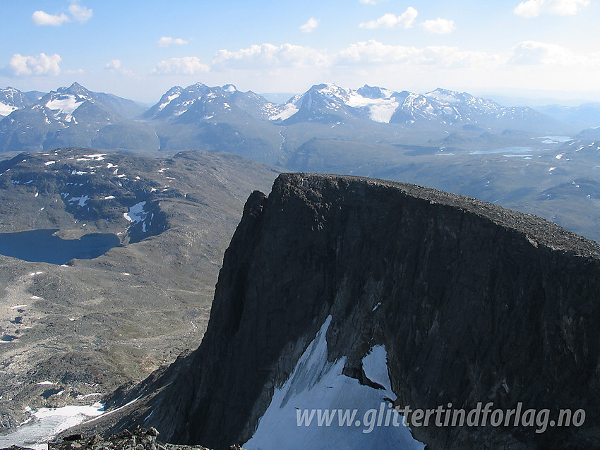 Semeltindens Sørtopp (2178 moh) sett fra Semeltinden. Bak til venstre ses Storådalshøe (1888 moh) foran Gjendealpene.