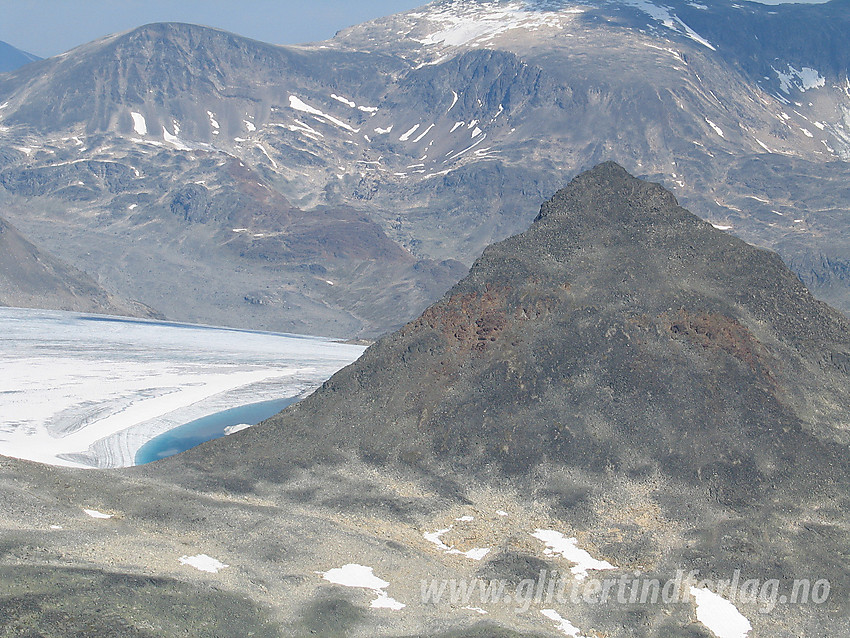 Fra Semeltinden mot Hinnåtefjellet (2114 moh). Bak til venstre ses Søre Blåebreahøe (2196 moh) mens Surtningssue forsvinner ut av bildet.