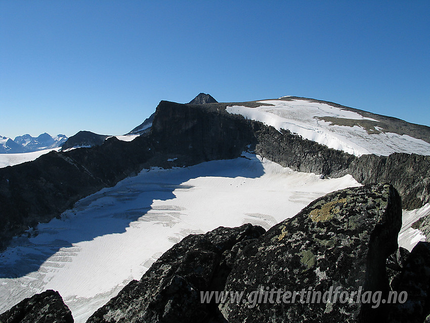 Fra Hellstuguhøe mot Nørdre Hellstugutinden (2218 moh). Hellstugupiggen ses nede på ryggen til venstre for denne.