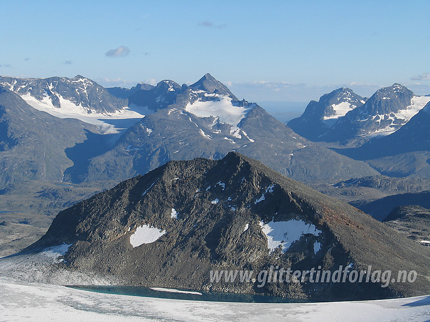 Fra Nestsøre Hellstugutinden mot Hinnåtefjellet (2114 moh) og videre mot Gjendealpene med Store Knutsholstinden sentralt.