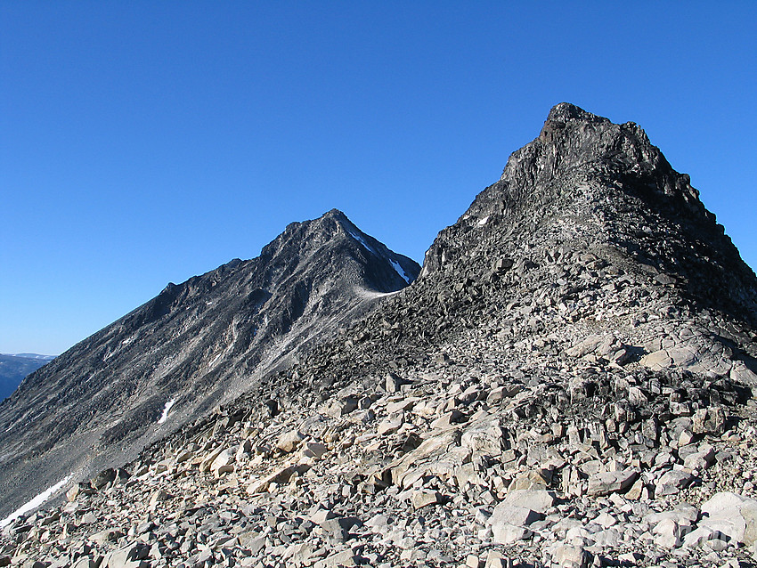 Nestsøre (2255 moh) og Store (2346 moh) Hellstugutinden sett fra sør.