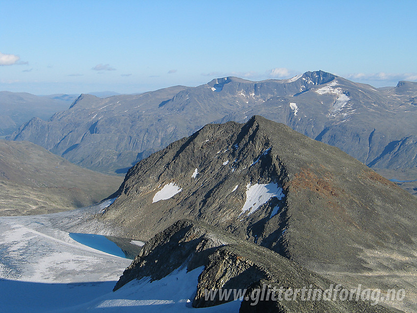 Fra Søre Hellstugutinden mot Hinnåtefjellet (2114 moh) og videre i retning Gjendealpene med Høgdebrotet og Tjønnholstinden sentralt.