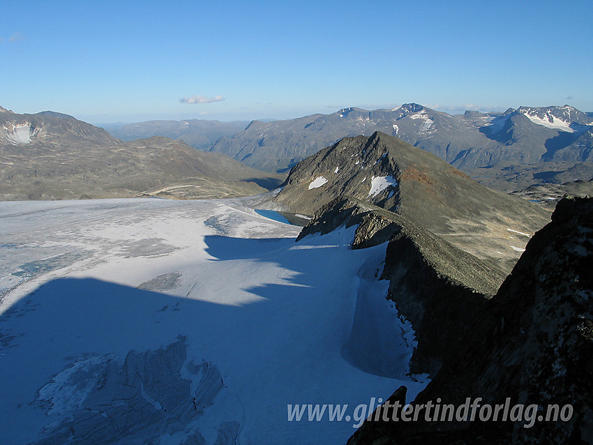 Fra Søre Hellstugutinden mot Hinnåtefjellet (2114 moh) og videre i retning Gjendealpene med Høgdebrotet og Tjønnholstinden sentralt.