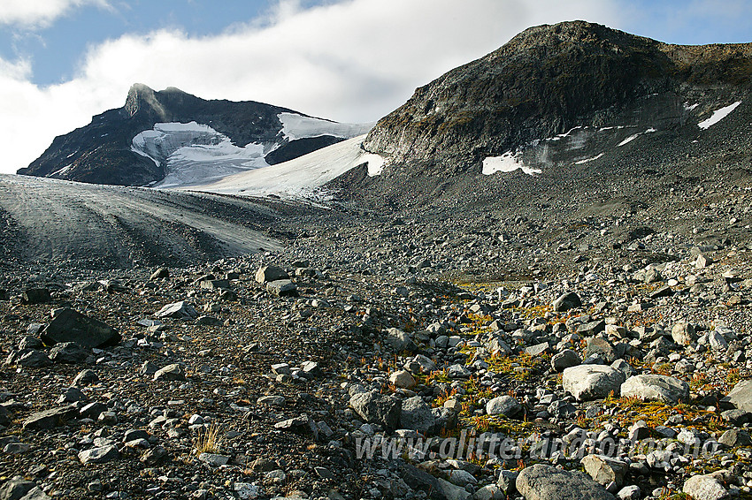 Rett nedenfor Søre Illåbrean mot Vestre Tverrbottinden (2113 moh) og Nørdre Tverrbottinden (1920 moh).