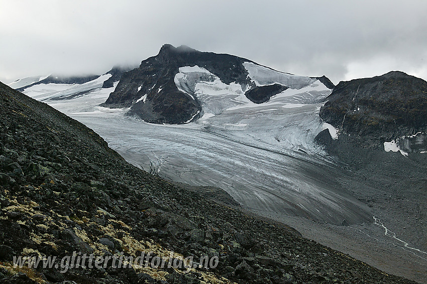 På vei opp mot Bukkehøe med utsikt i retning Søre Illåbrean, Vestre Tverrbottinden (2113 moh) og Nørdre Tverrbottinden (1920 moh).