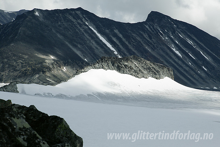 Fra Bukkeholsryggen mot Lindbergtinden (2120 moh) med Tverråtindane bakenfor. (Store 2309 moh til venstre og Midtre 2302 moh til høyre).