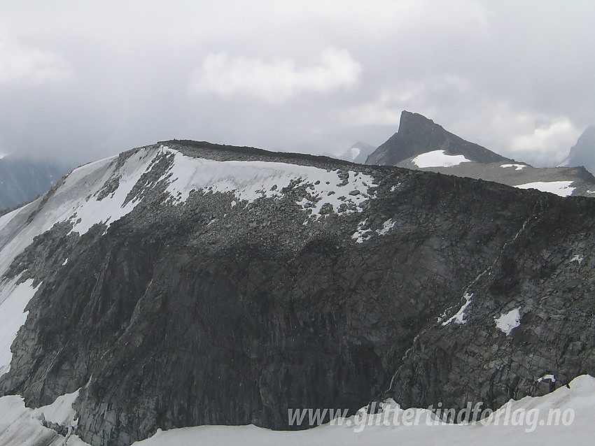 Bukkeholstinden V1 (2166 moh) med Store Bukkeholstinden i bakgrunnen.