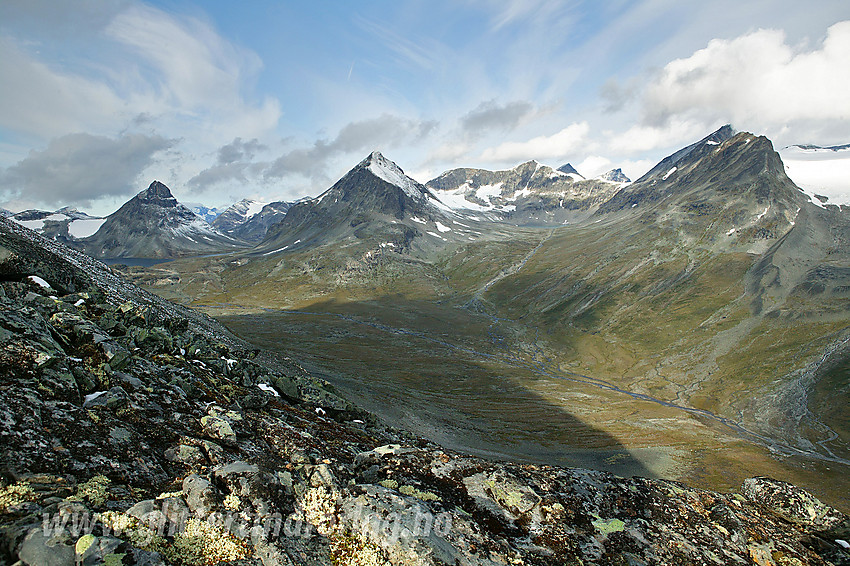 På vei opp nordryggen på Urdadalstinden med utsikt i vestlig retning mot øvre del av Visdalen, Kyrkja, Tverrbytthornet, Tverrbottinder og Bukkeholstinder.