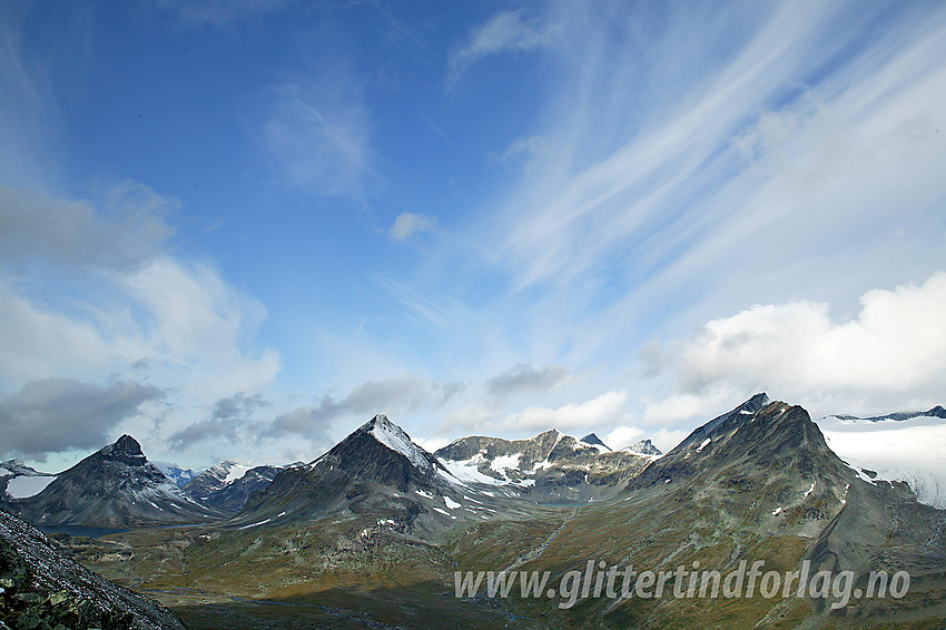 På vei opp nordryggen på Urdadalstinden med utsikt i vestlig retning mot øvre del av Visdalen, Kyrkja, Tverrbytthornet, Tverrbottinder og Bukkeholstinder.