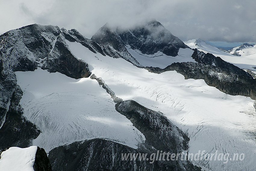 Utsikt i sørvestlig retning fra Store Urdadalstinden mot Semelholstinden (2147 moh), Visbreatinden (2234 moh i tåka) og Nørdre Semelholstinden (2004 moh).