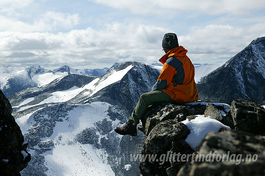 Pause på toppen av Midtre Urdadalstinden med utsikt i retning de sørvestlige Urdadalstindane.