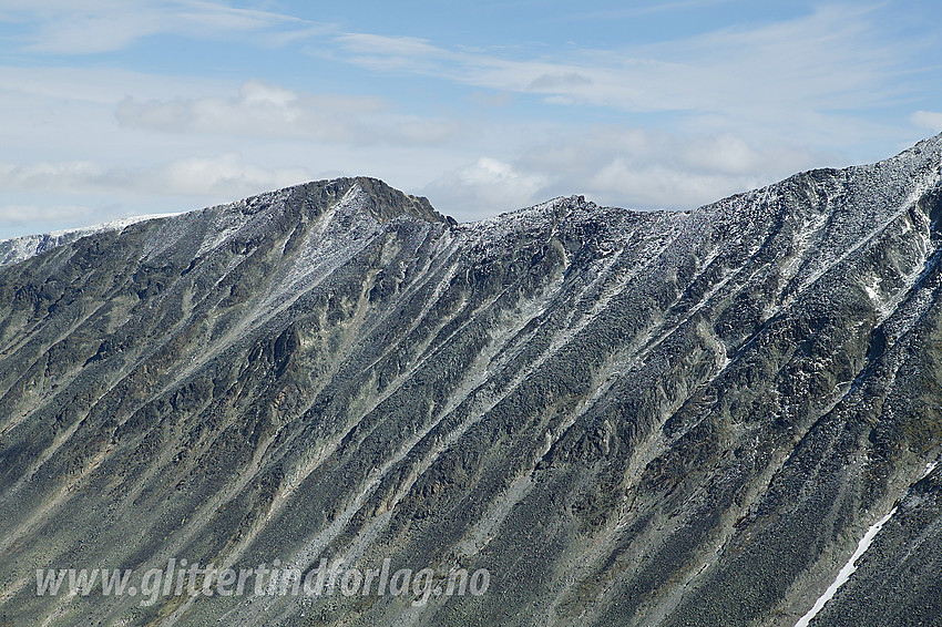 Fra Midtre Urdadalstinden mot den nordlige del av Hellstuguryggen med Nørdre Hellstugutinden (2218 moh) til venstre og de to sekundærtoppene på ryggen mot Midtre til høyre for denne.