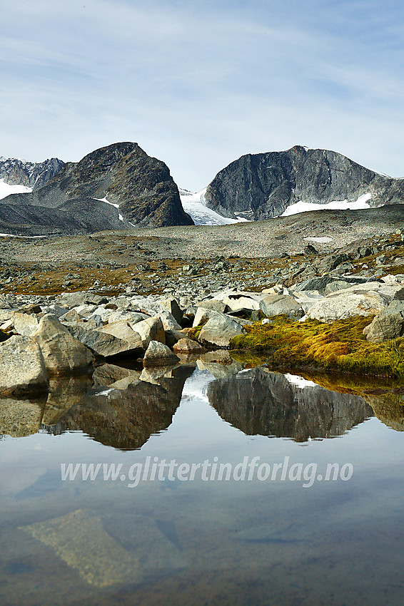 I Trollsteinkvelven med Grotbreahesten (2018 moh) og Trollstein-Rundhøe (2170 moh) som speiler seg i en vannpytt.