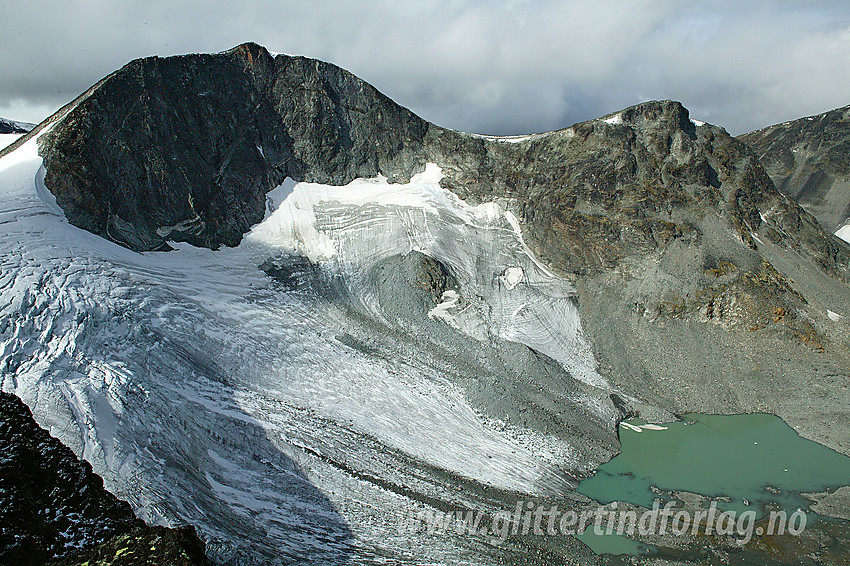 Trollstein-Rundhøe (2170 moh), Svartholshøe (2067 moh) og brefallet på Grotbrean sett fra Grotbreahesten.