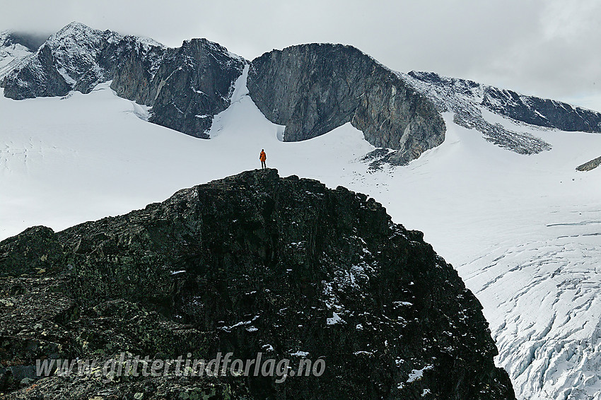 Fra Grotbreahesten mot Trollsteineggje (2300 moh) og Dronningje (2189 moh). Litt av brefallet på Grotbrean ses nede til høyre.