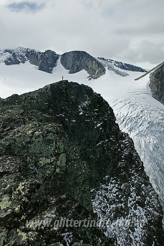 Fra Grotbreahesten mot Trollsteineggje (2300 moh) og Dronningje (2189 moh). Litt av brefallet på Grotbrean ses nede til høyre.