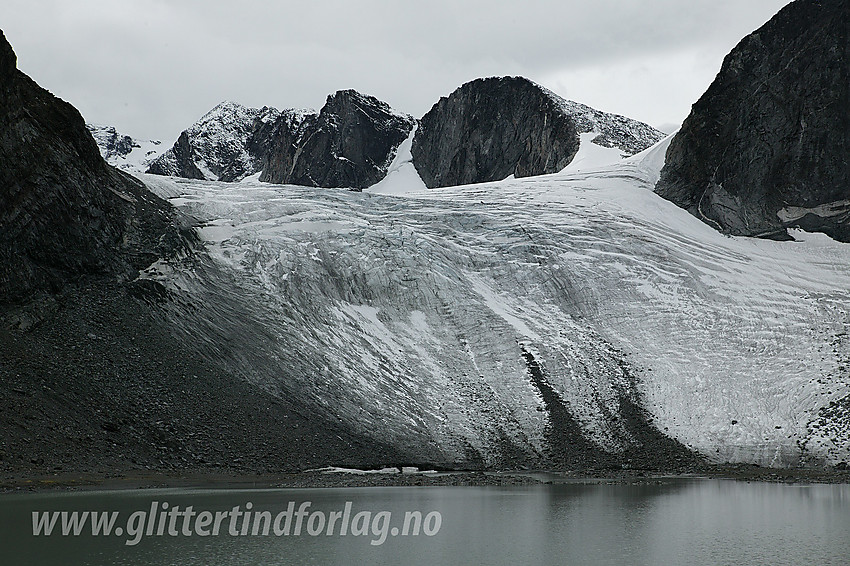 Ved Trollsteintjønne mot Grotbrean med Trollsteineggje (2300 moh) og Dronningje (2189 moh) i bakgrunnen.