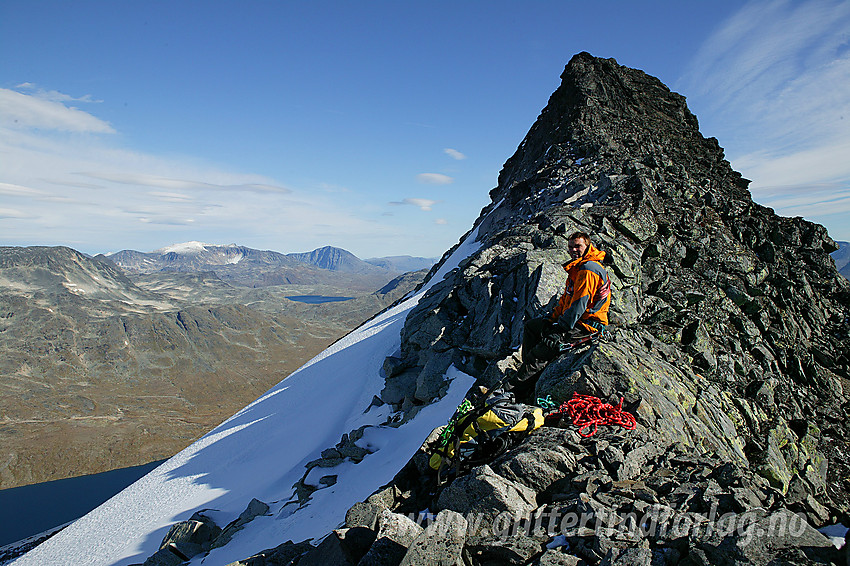 På ryggen vest for Skarddalseggje (2159 moh). Nede til venstre ses en flik av Langvatnet og i bakgrunnen har Surtningssue fått et dryss av nysnø.