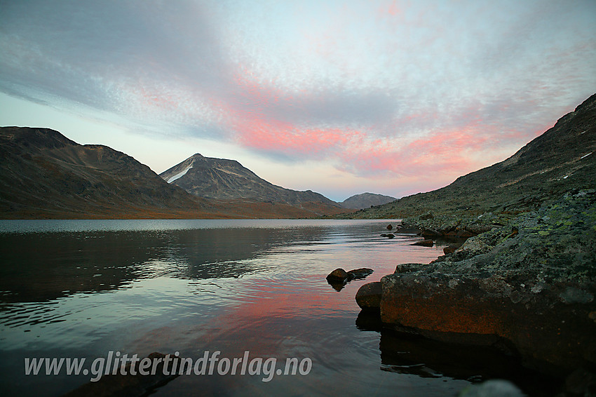 Kveldsstemning ved Langvatnet med Semeltinden (2236 moh) i bakgrunnen.