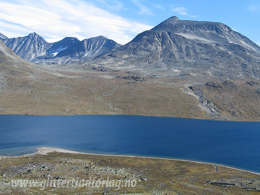 I flanken nord for Skarddalseggje med utsikt bort til Semeltinden (2236 moh).