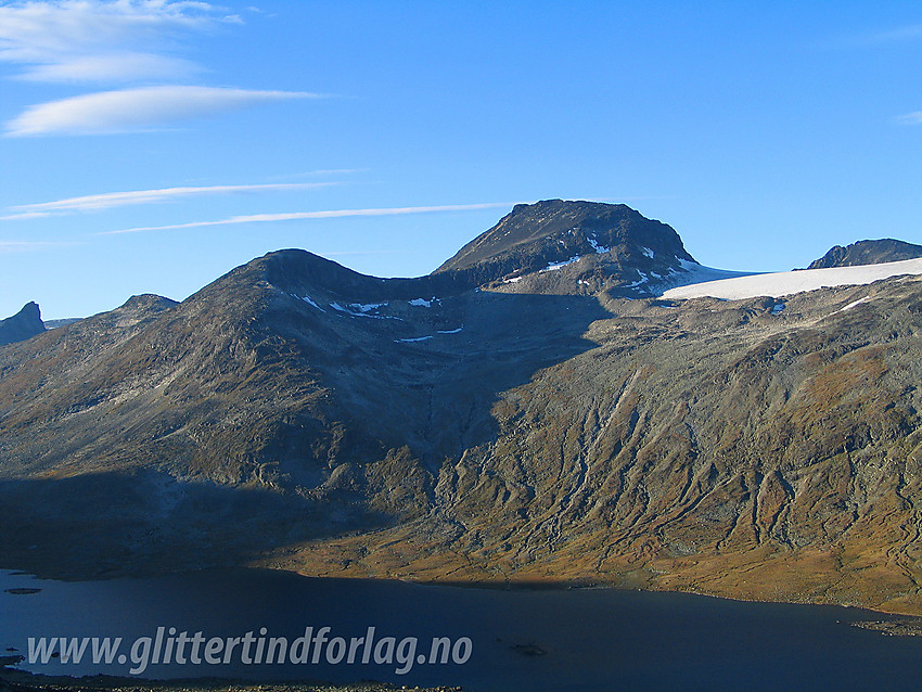 I flanken nord for Skarddalseggje mot Langvatnet, Langvasshøe (2030 moh), Visbreatinden (2234 moh) og en flik av Visbrean.