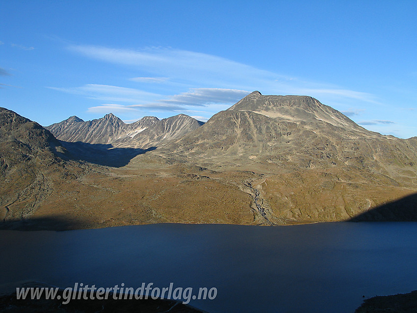 I flanken nord for Skarddalseggje med utsikt til Langvatnet, Urdadalen og Semeltinden (2236 moh). I bakgrunnen ligger Hellstugutindane på rekke og rad.