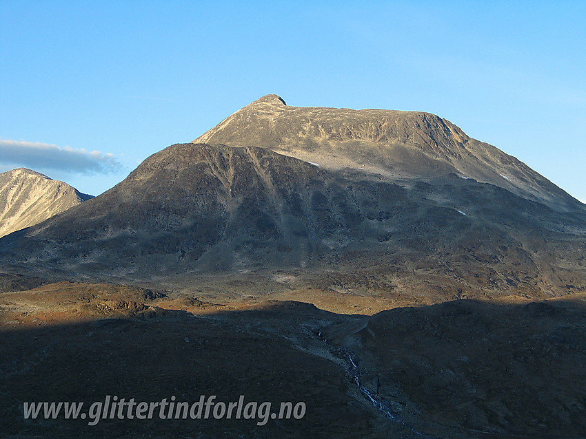 I nordflanken under Skarddalseggje med utsikt bort til Semeltinden (2236 moh).