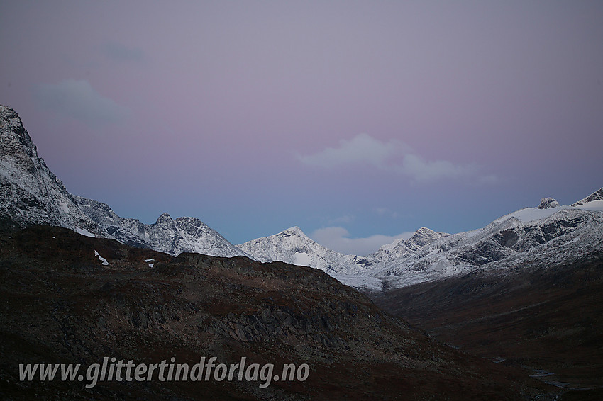 Morgenstemning i Leirungsdalen. Kvitskardtinden (2193 moh) sentralt i bildet.